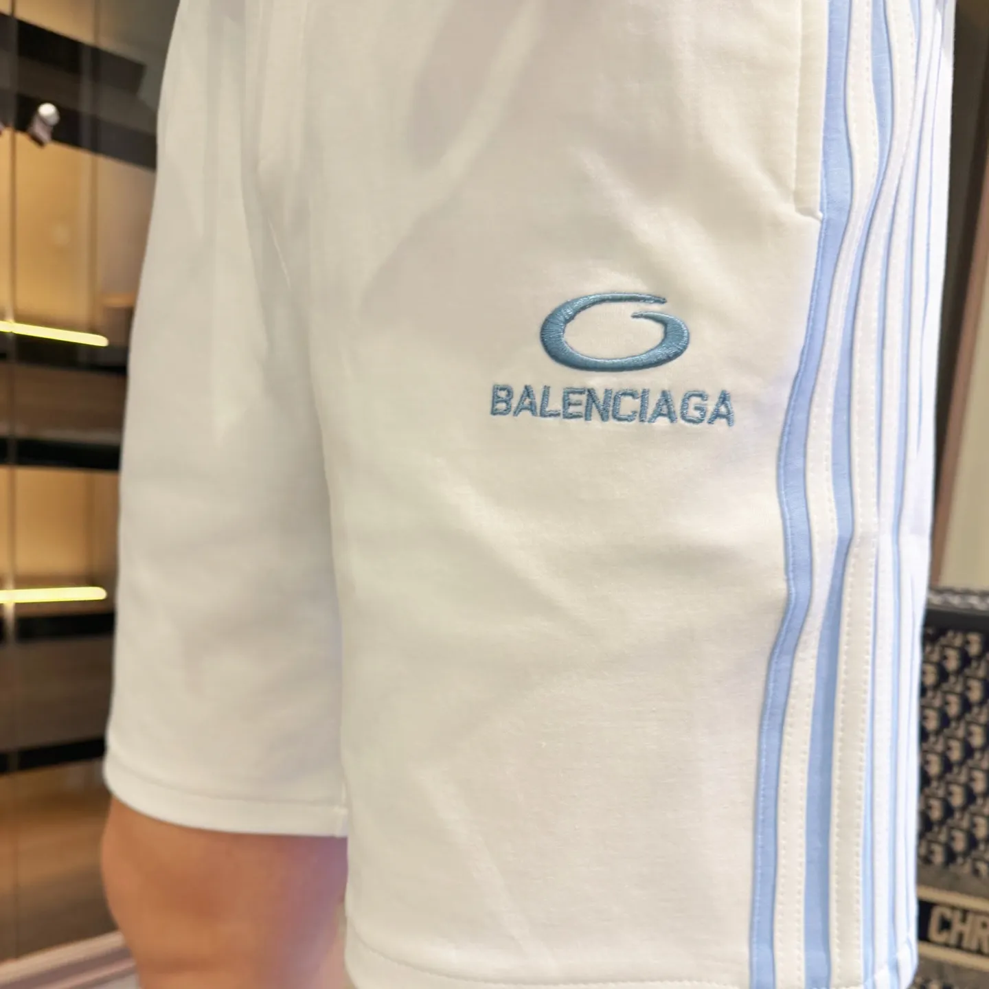 Balenciaga's three-standard complete 2026 summer New Arrival men's casual shorts, advanced custom-made Breathable fabric, Breathable fabric, extremely stretchy and comfortable, impeccable details, top-grade accessories, original logo design concept, delicate and soft feel! The upper body fit is awesome! Size: M-XXXL Please state your height and weight when ordering